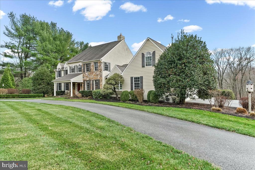 904 ROUNDELAY LANE