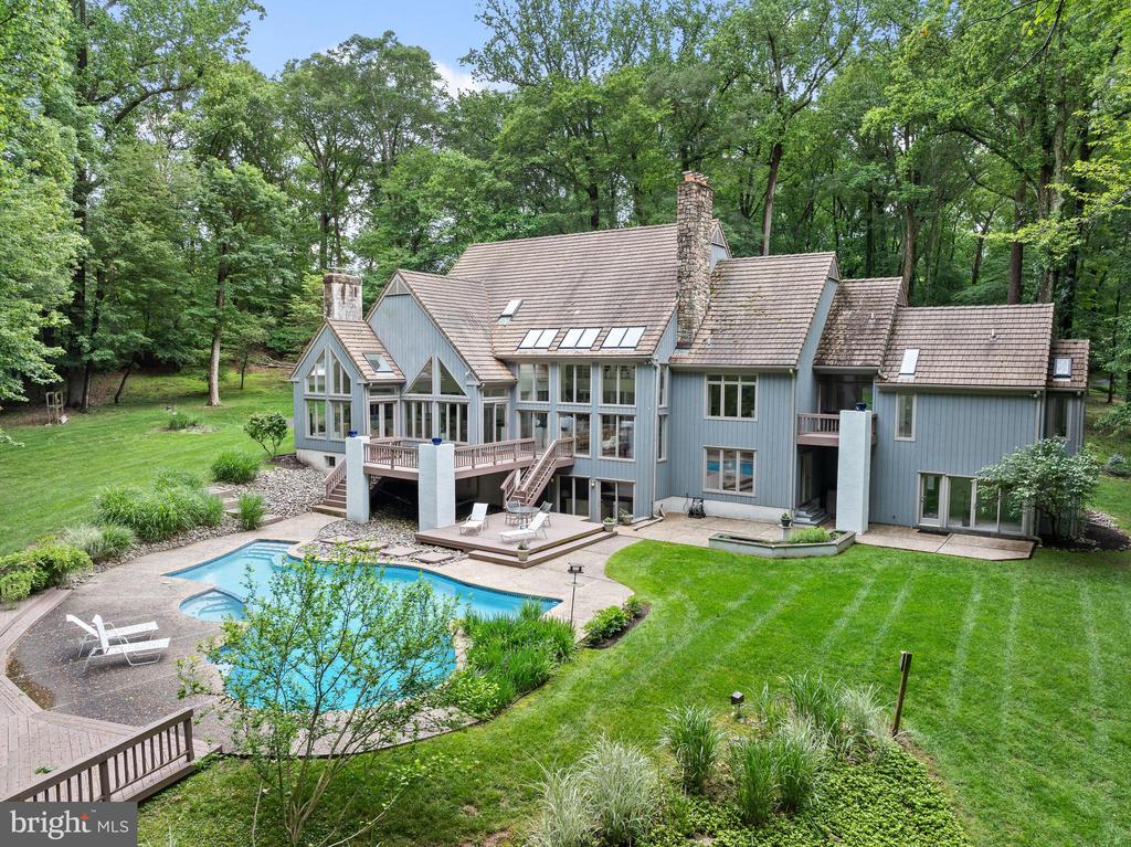 6 HUNT CLUB LANE