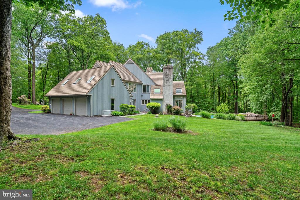 6 HUNT CLUB LANE