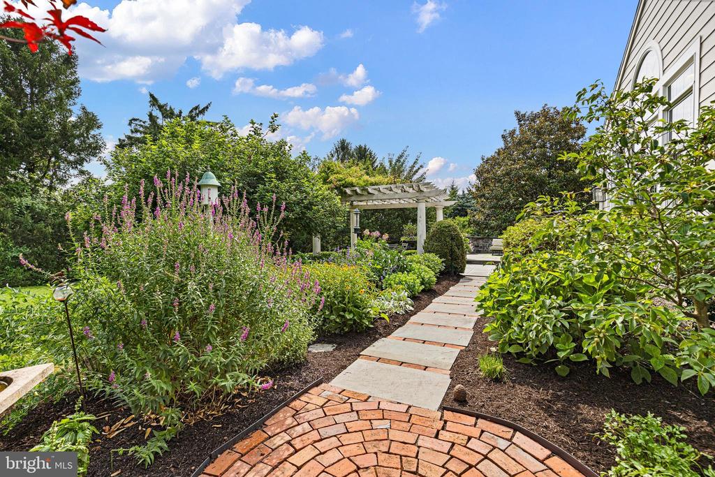 107 NEWLIN GREEN CIRCLE