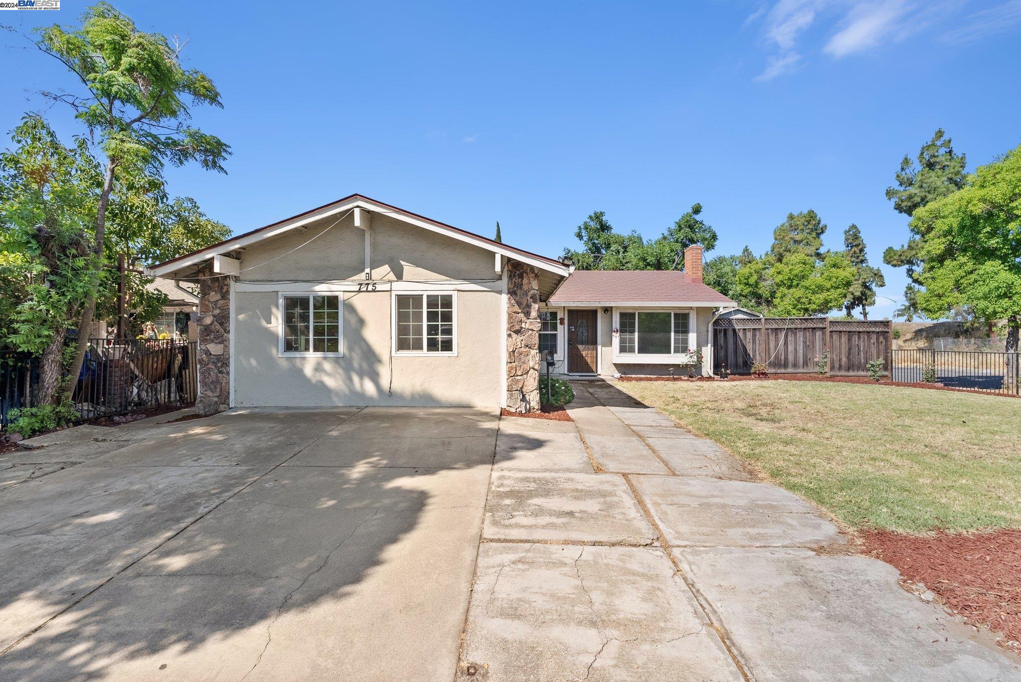 775 Diana Ln