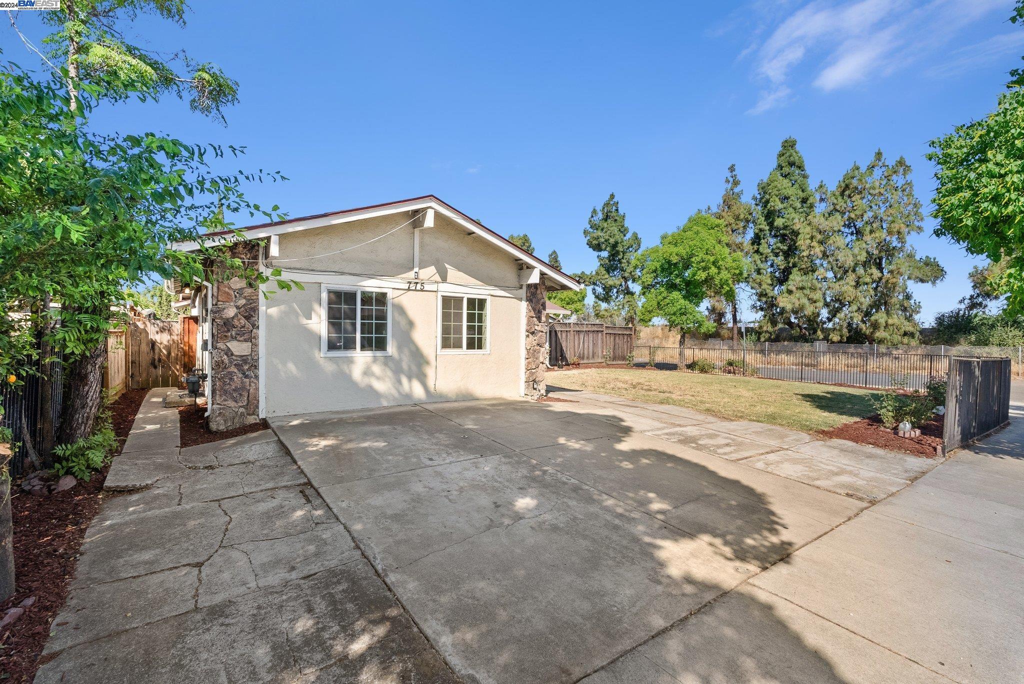 775 Diana Ln