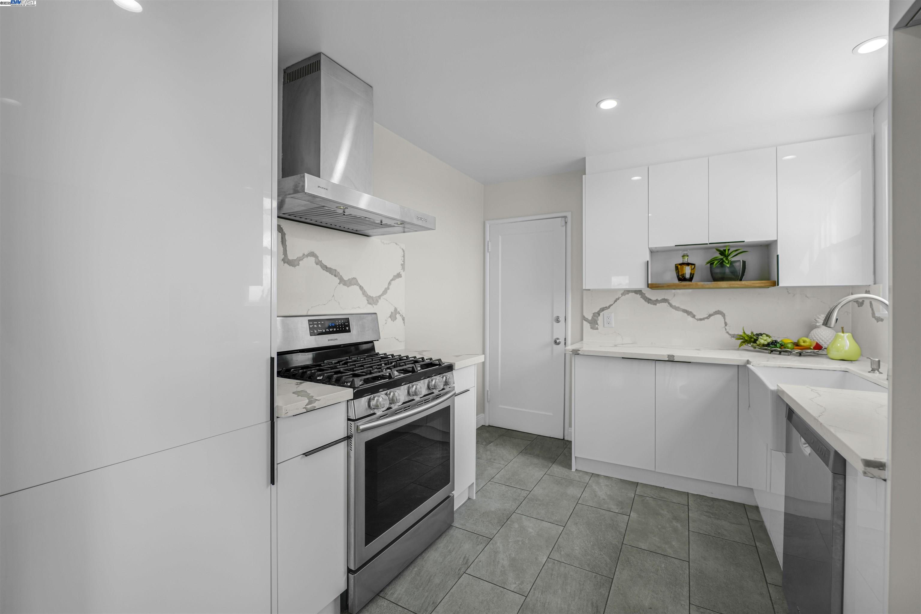 16049 Selborne Dr