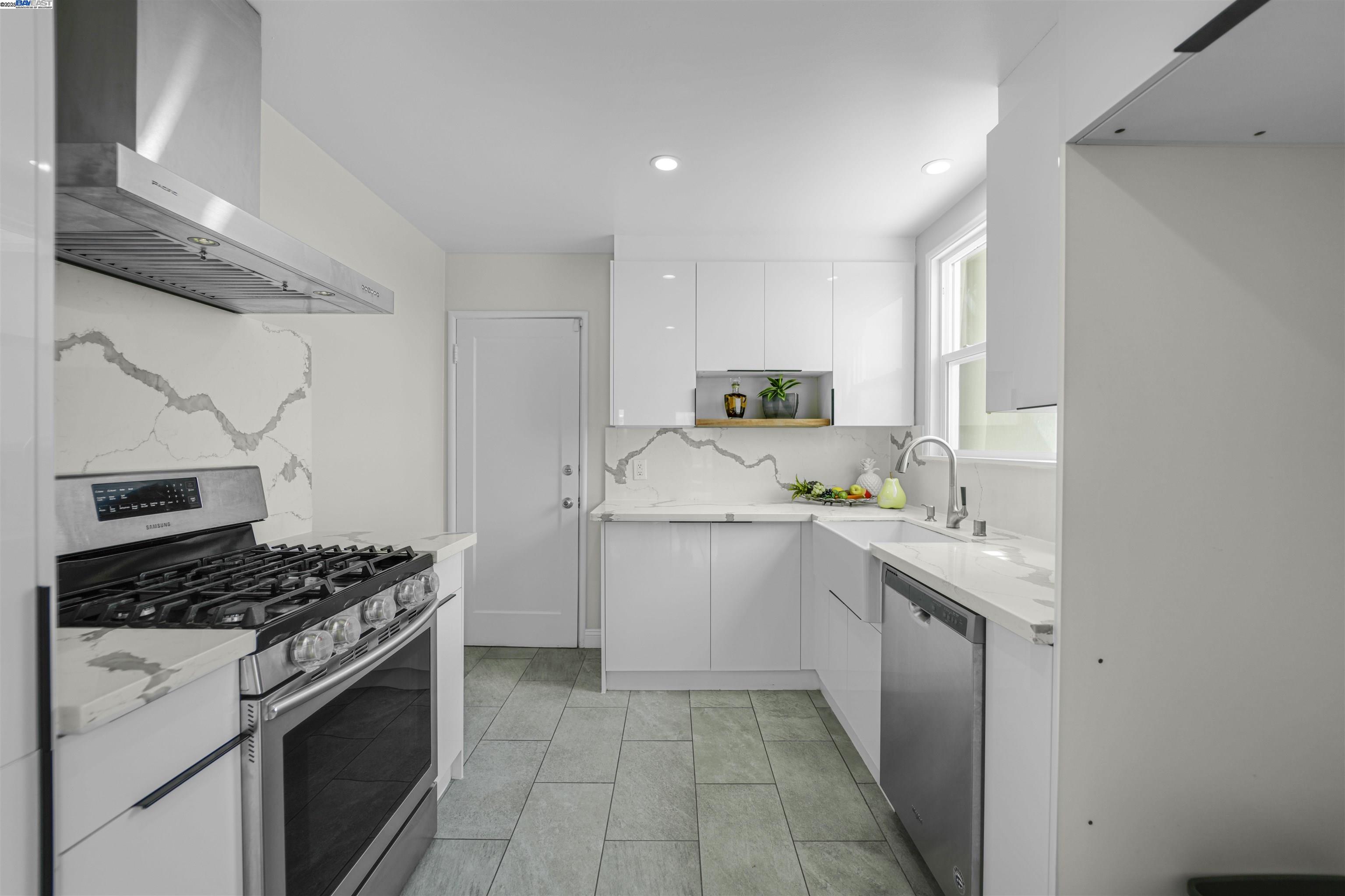 16049 Selborne Dr