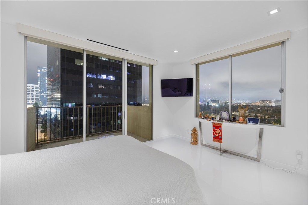 2160 CENTURY PARK E 902