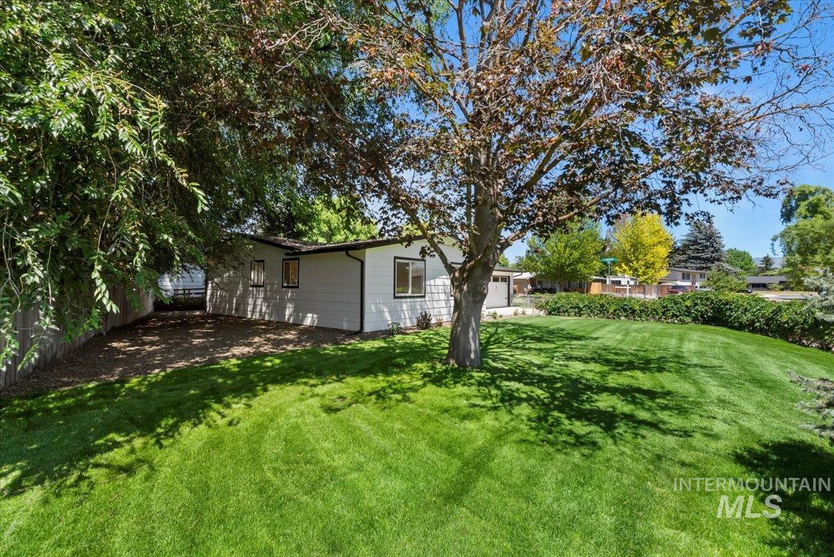 8450 W Canterbury Dr