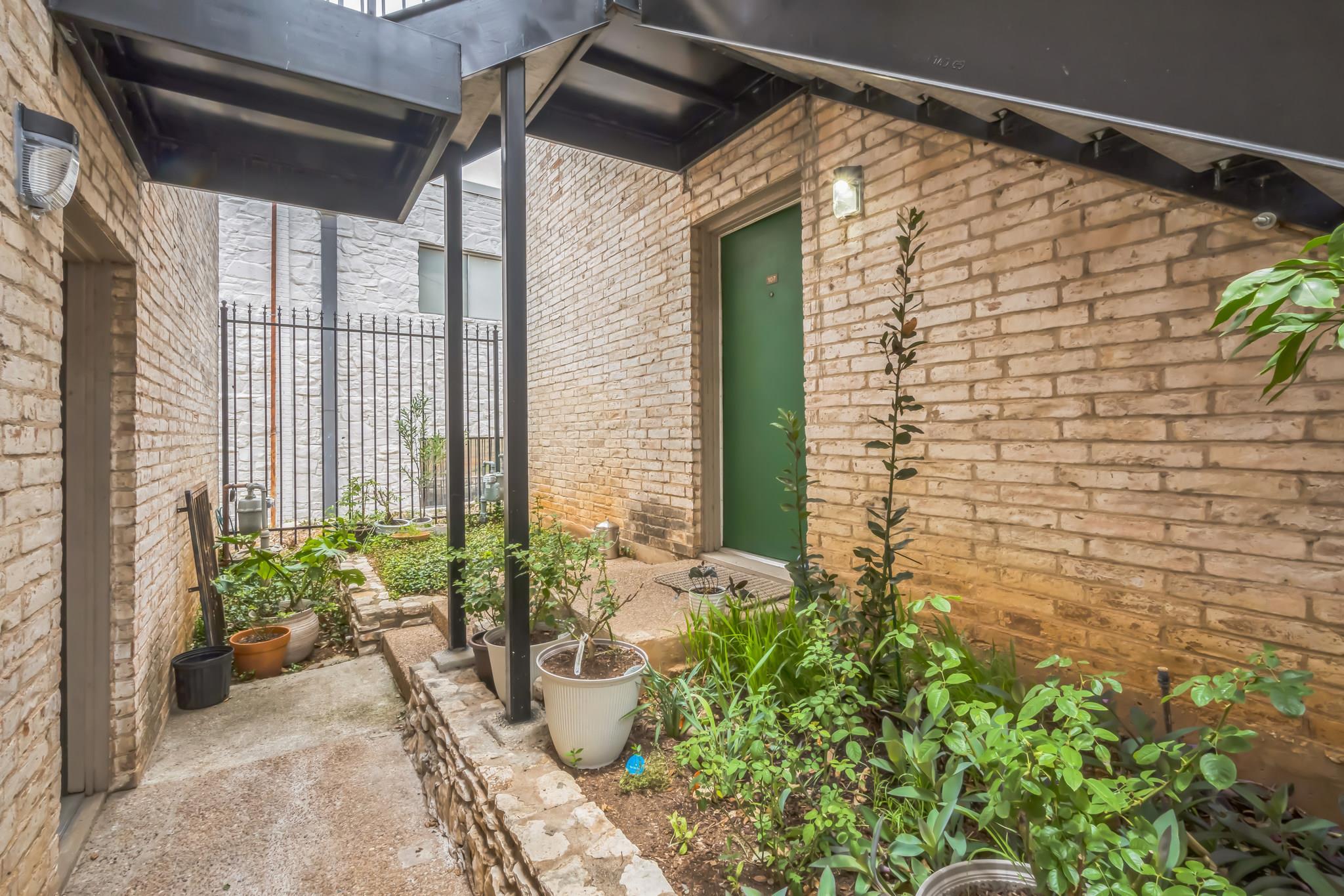 1304 Summit ST # 107