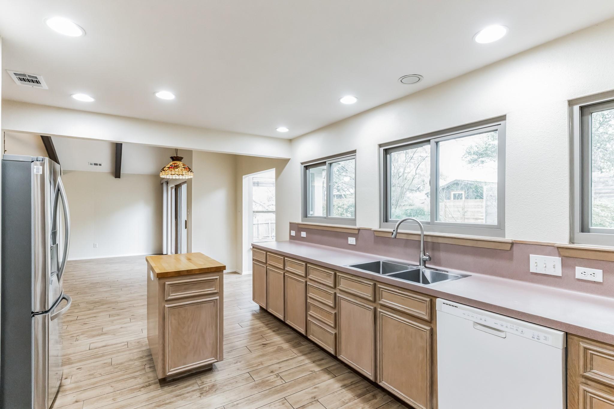 2203 Farnswood CIR