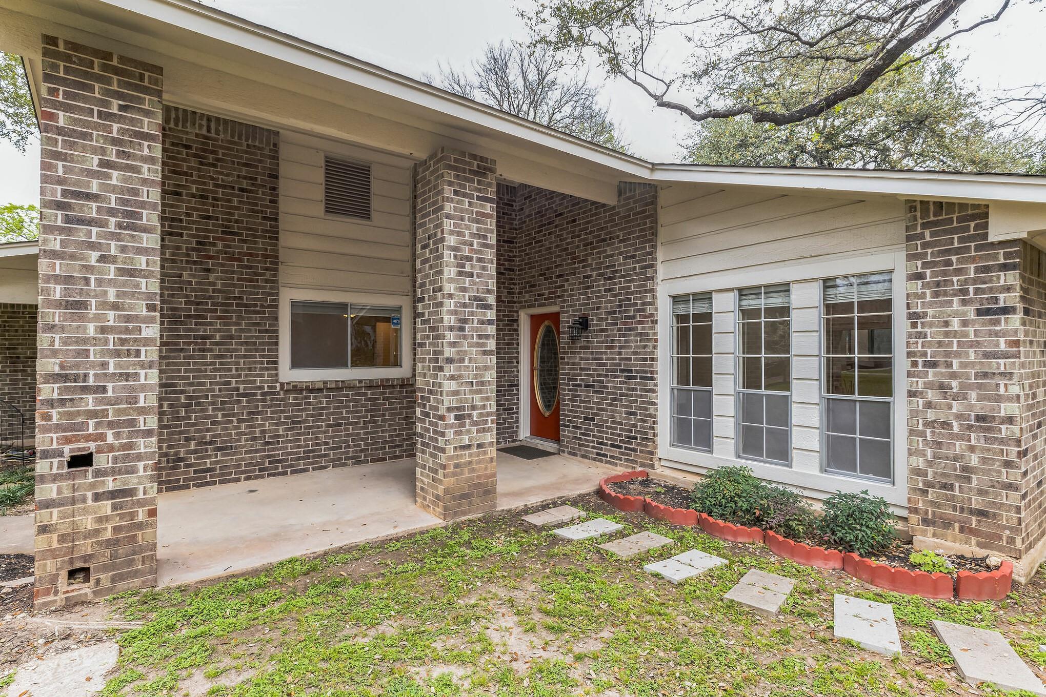 2203 Farnswood CIR