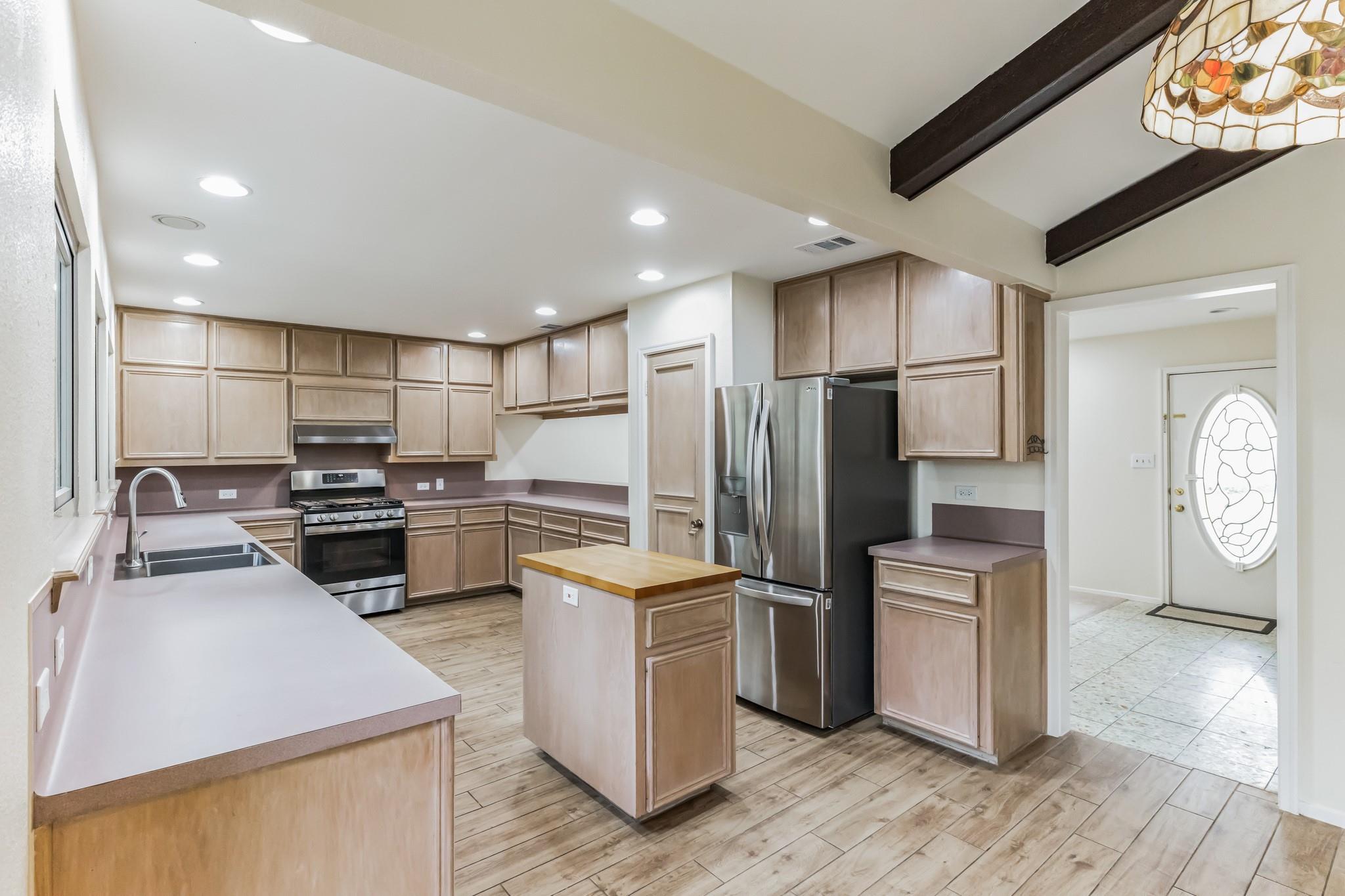2203 Farnswood CIR