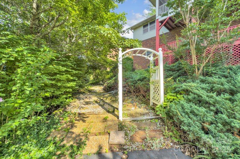 156 Circle Top Drive