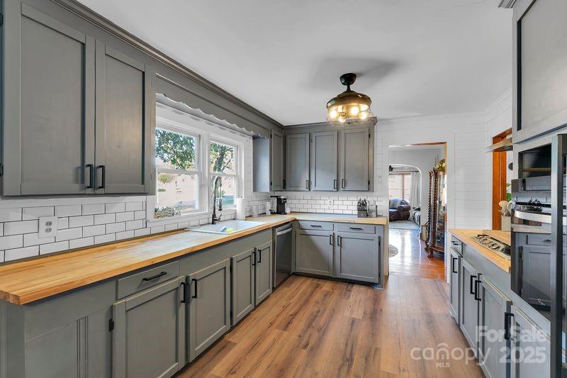 121 Anderson Avenue
