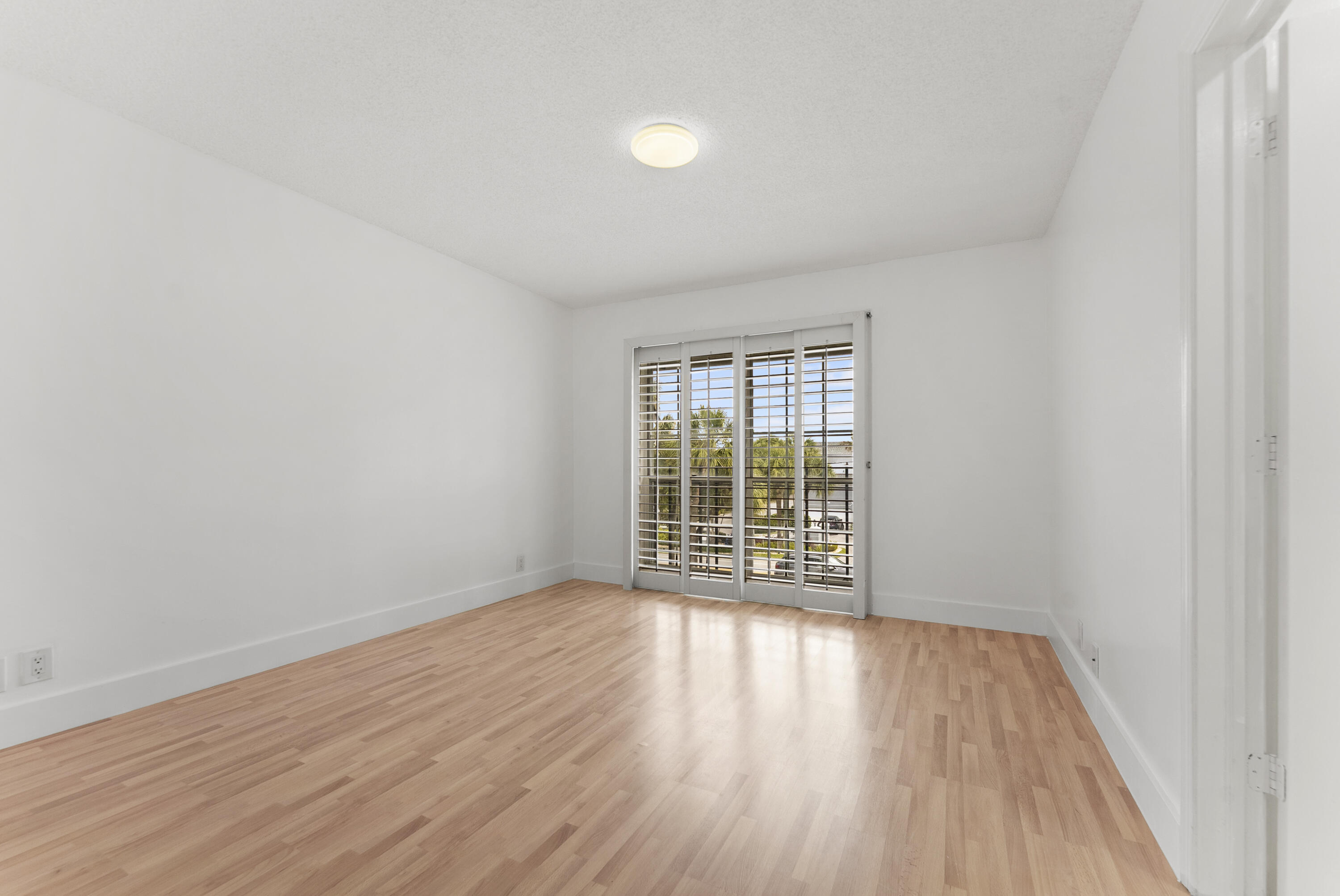 1194 Hillsboro Mile 72