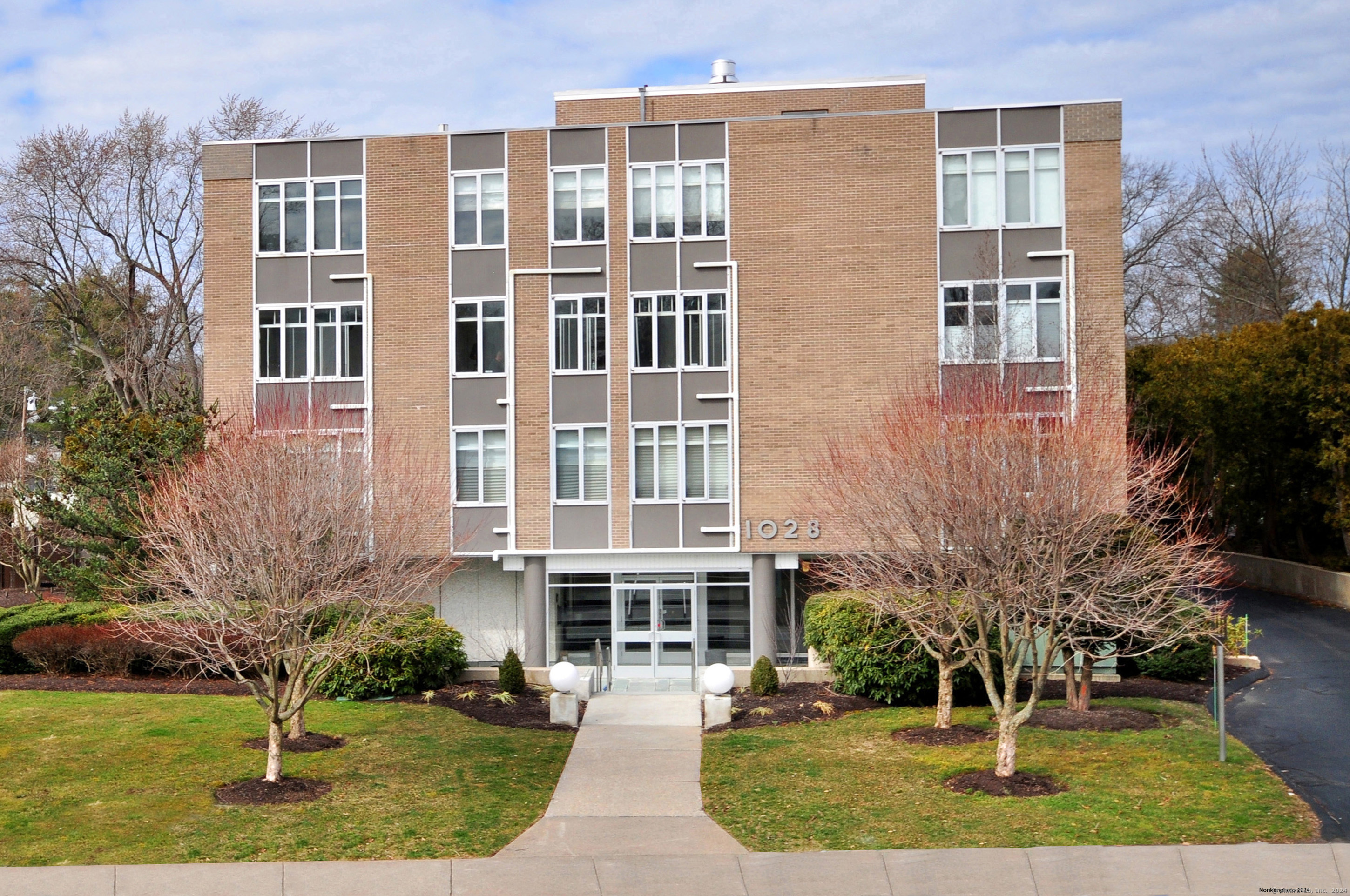 1028 Farmington Avenue APT 3G