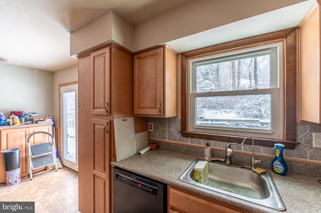 948 QUARRY ROAD