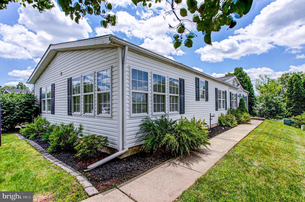 21 LONGWOOD COURT E