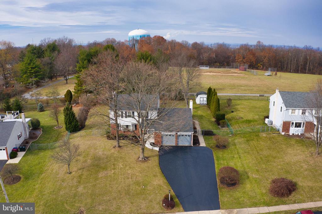 553 DEERFIELD DRIVE