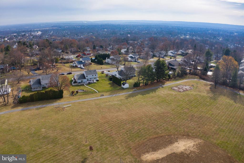 553 DEERFIELD DRIVE