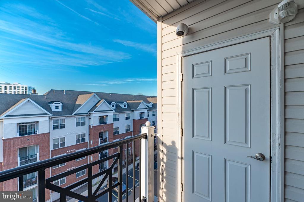 300 W ELM STREET Unit: 2423