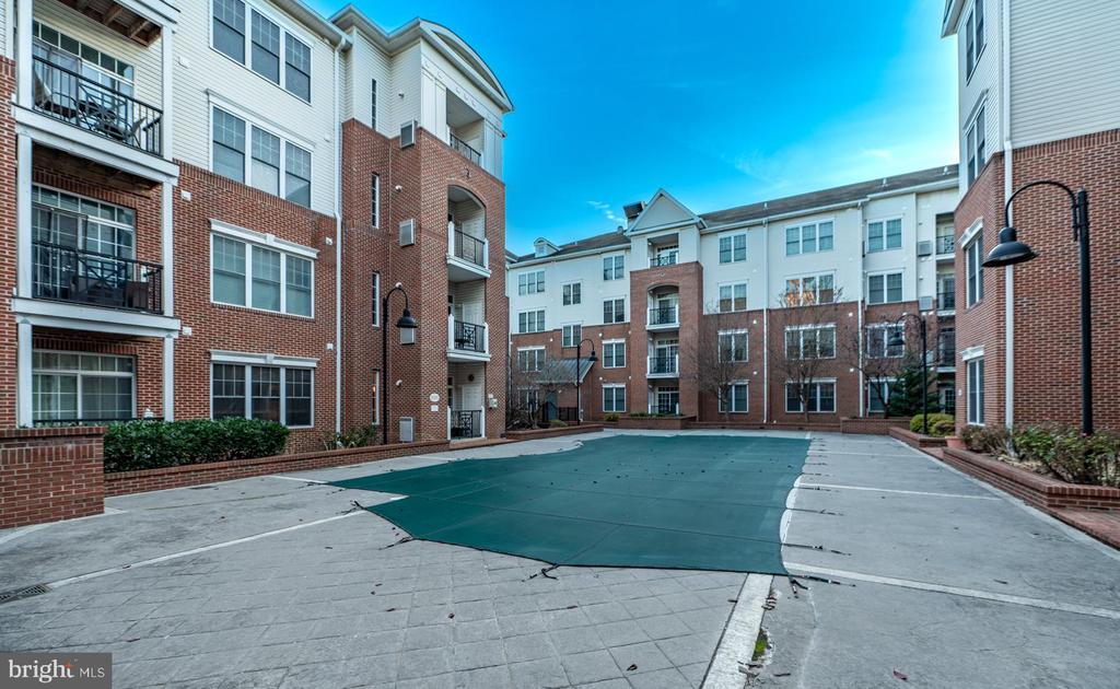 300 W ELM STREET Unit: 2423