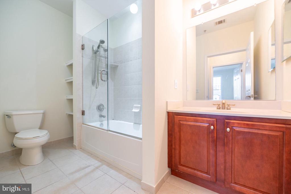 300 W ELM STREET Unit: 2423