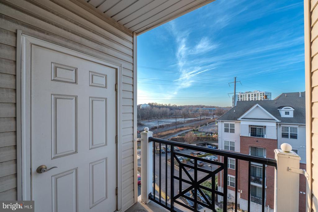 300 W ELM STREET Unit: 2423