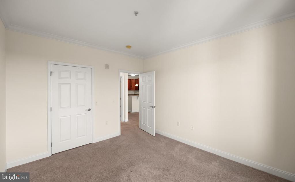 300 W ELM STREET Unit: 2423