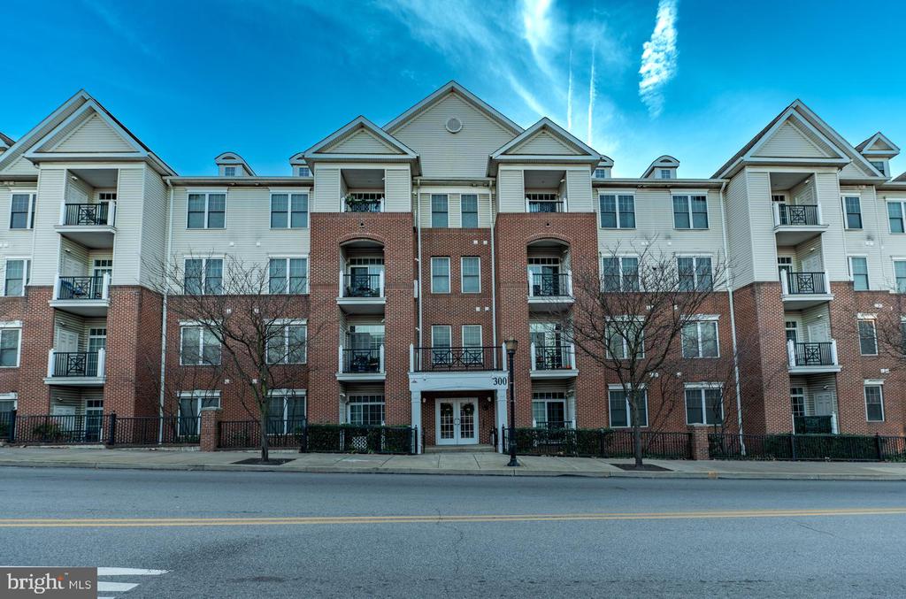 300 W ELM STREET Unit: 2423
