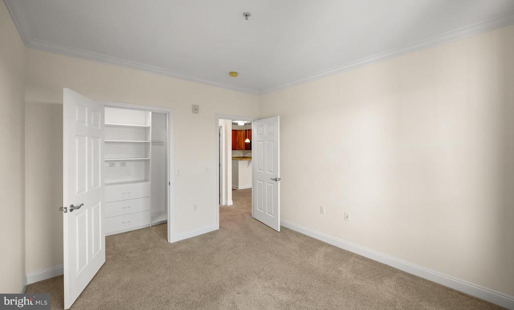 300 W ELM STREET Unit: 2423
