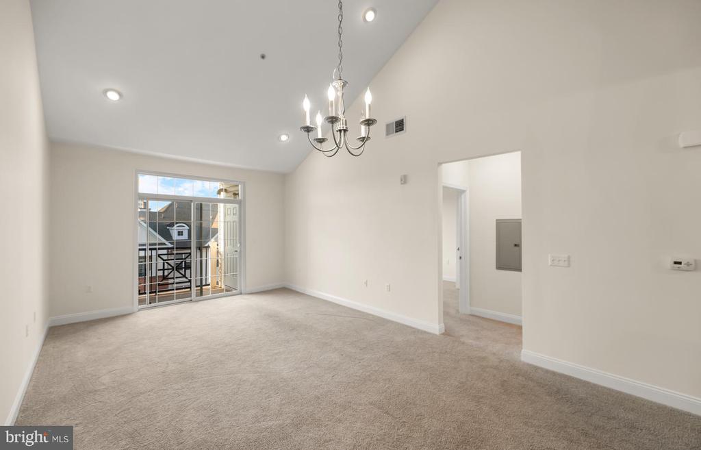 300 W ELM STREET Unit: 2423