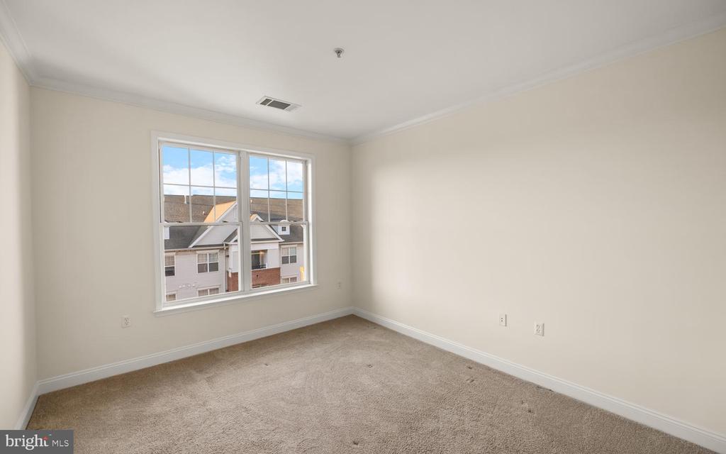 300 W ELM STREET Unit: 2423
