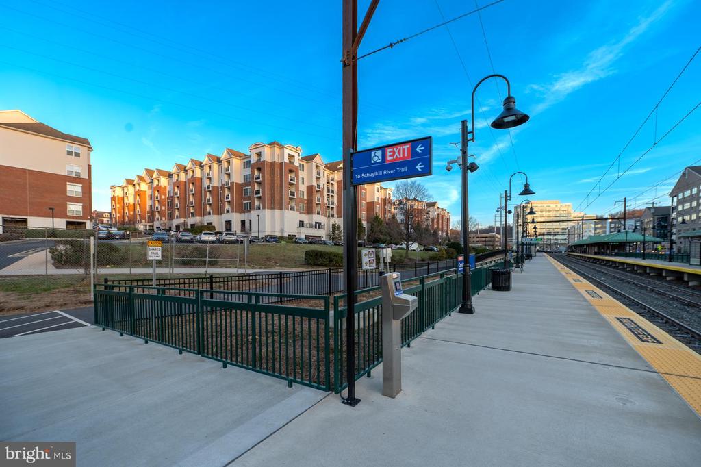 300 W ELM STREET Unit: 2423