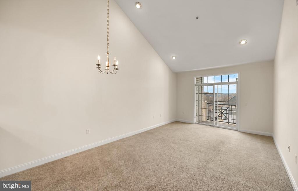 300 W ELM STREET Unit: 2423