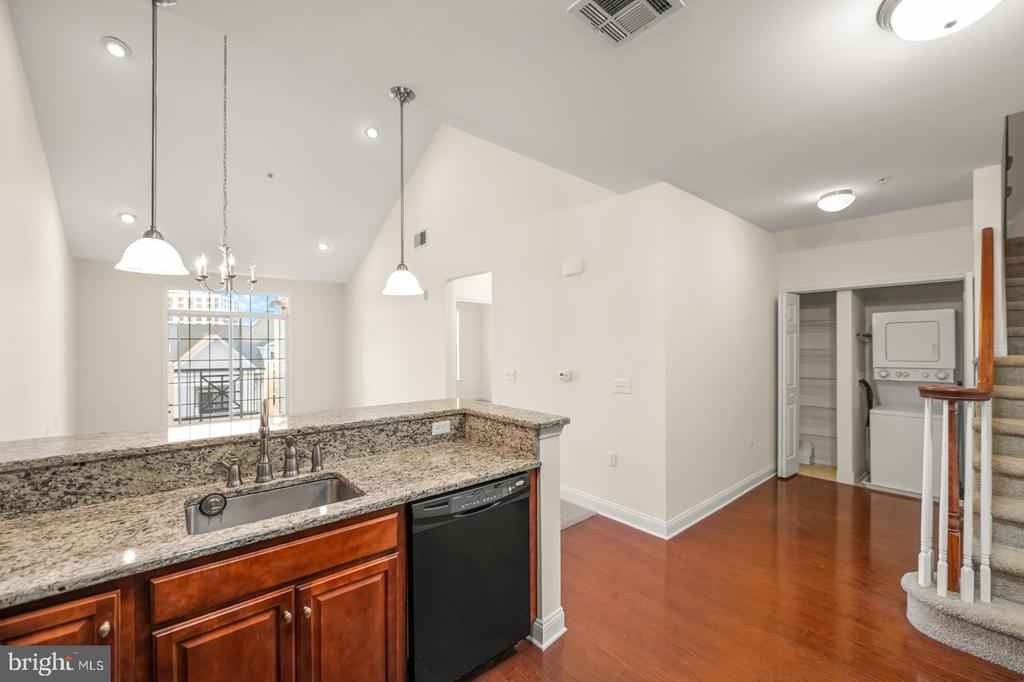 300 W ELM STREET Unit: 2423
