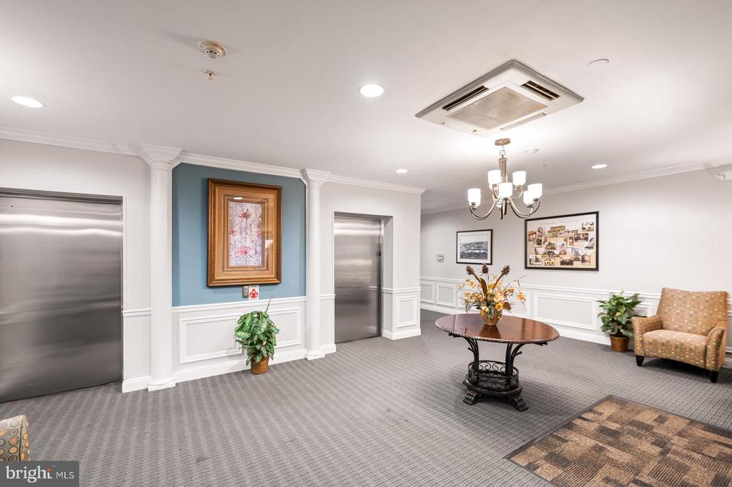 300 W ELM STREET Unit: 2423