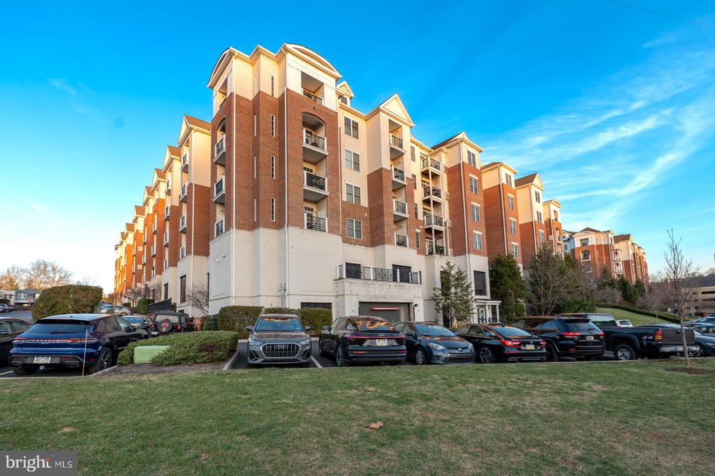 300 W ELM STREET Unit: 2423