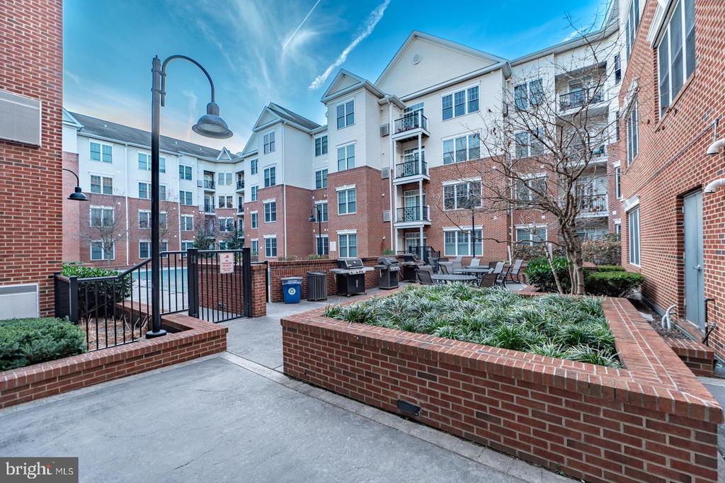 300 W ELM STREET Unit: 2423