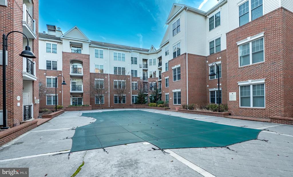 300 W ELM STREET Unit: 2423