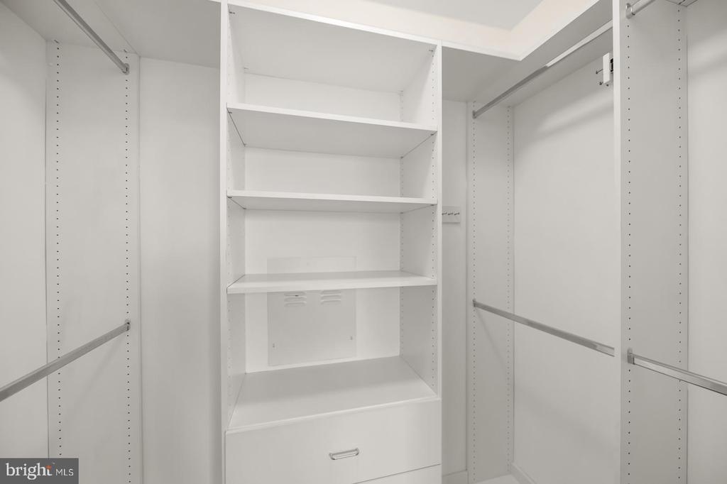 300 W ELM STREET Unit: 2423