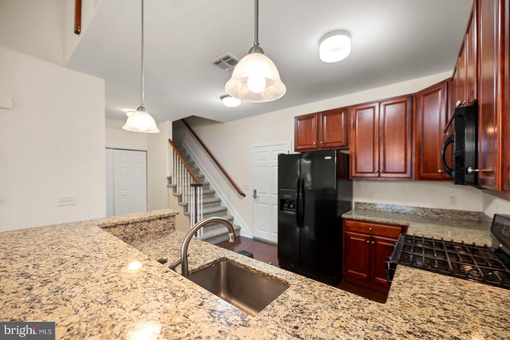 300 W ELM STREET Unit: 2423