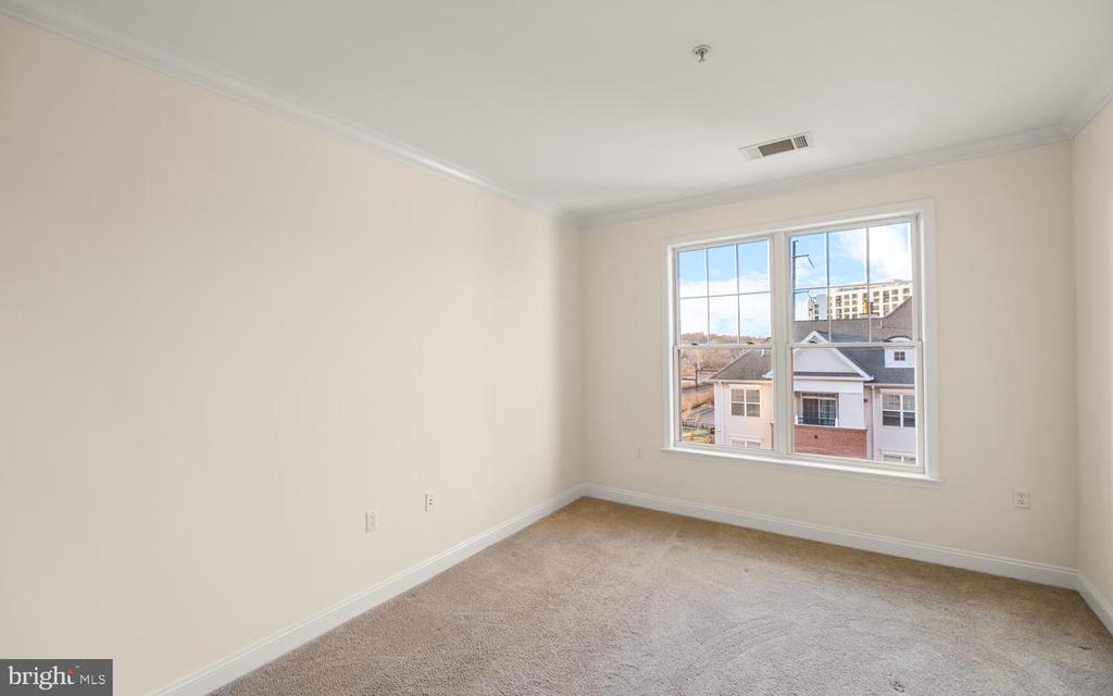 300 W ELM STREET Unit: 2423