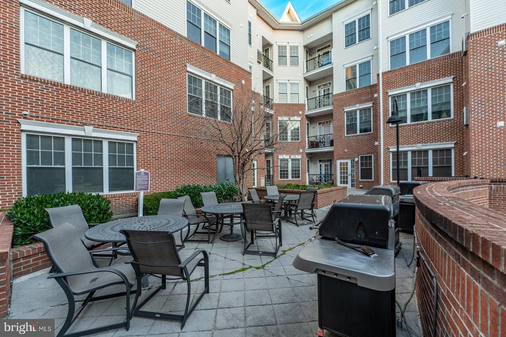 300 W ELM STREET Unit: 2423