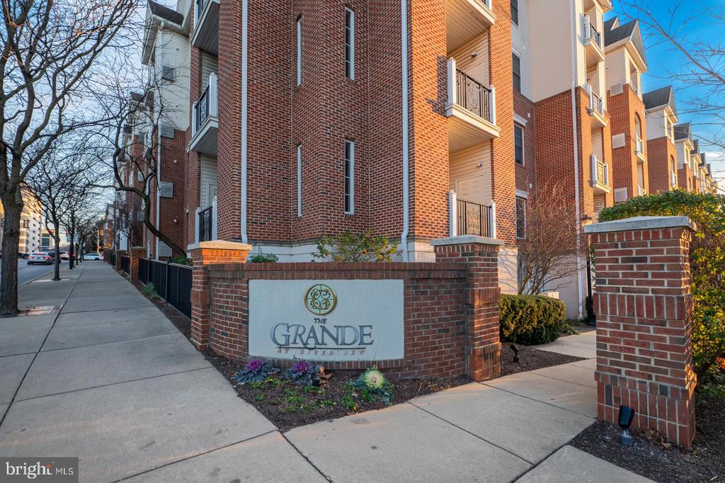 300 W ELM STREET Unit: 2423
