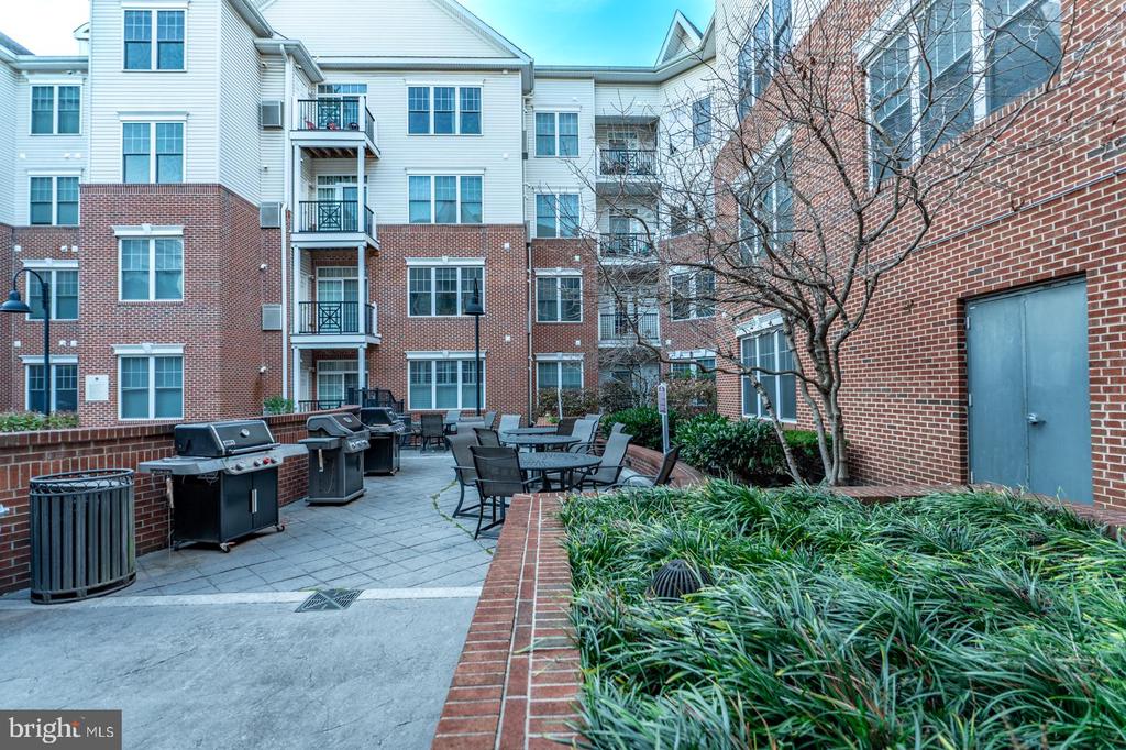 300 W ELM STREET Unit: 2423