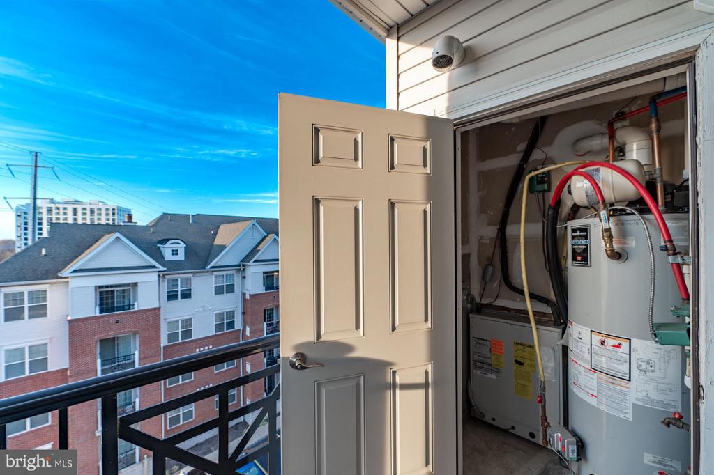 300 W ELM STREET Unit: 2423