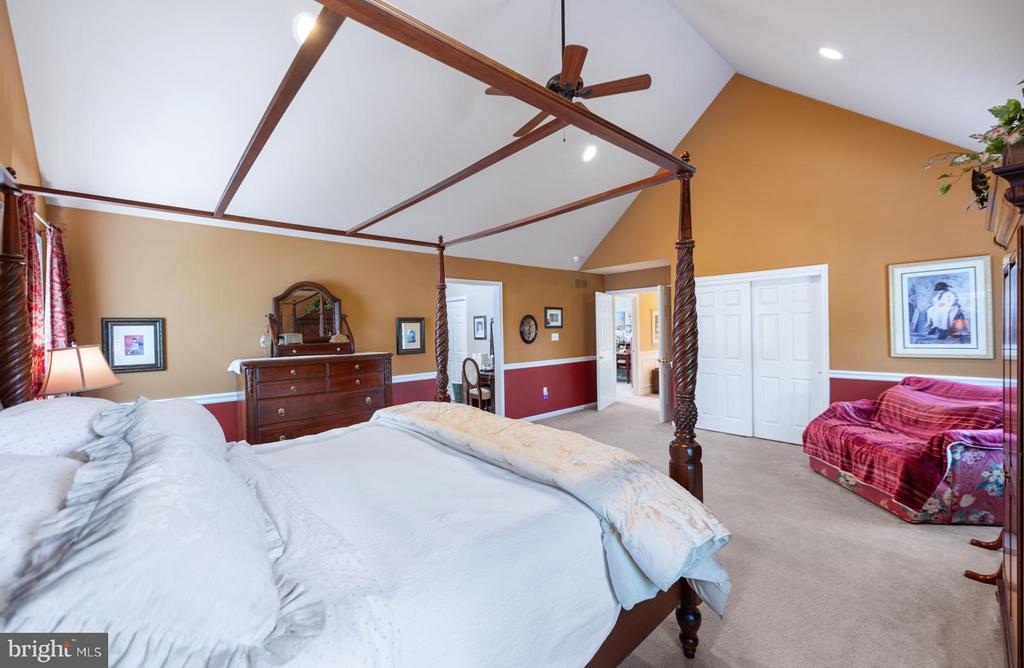 3841 VINCENT DRIVE