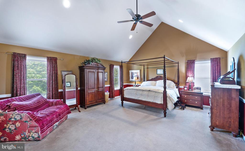 3841 VINCENT DRIVE