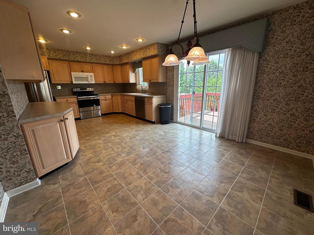 548 SUSAN DRIVE