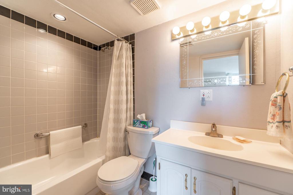 3131 FOREST LANE Unit: E-20