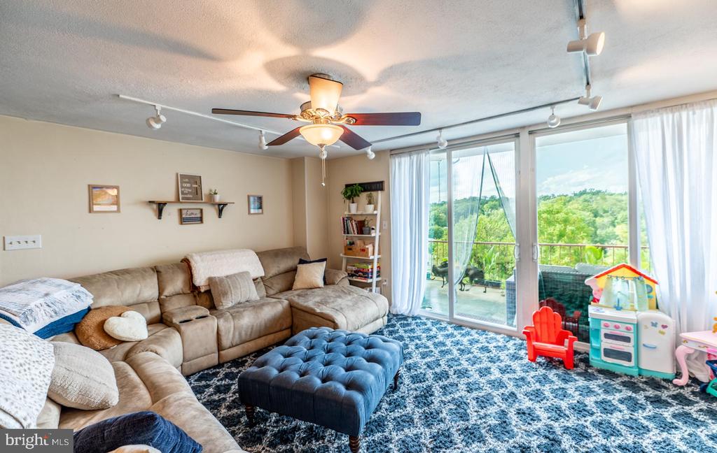 3121 FOREST LANE Unit: D-10